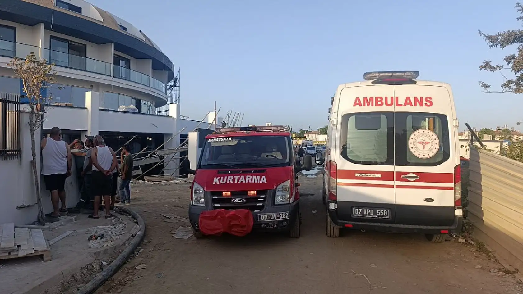 Otel inşaatının balkonu göçtü: İşçiler canını son anda kurtardı