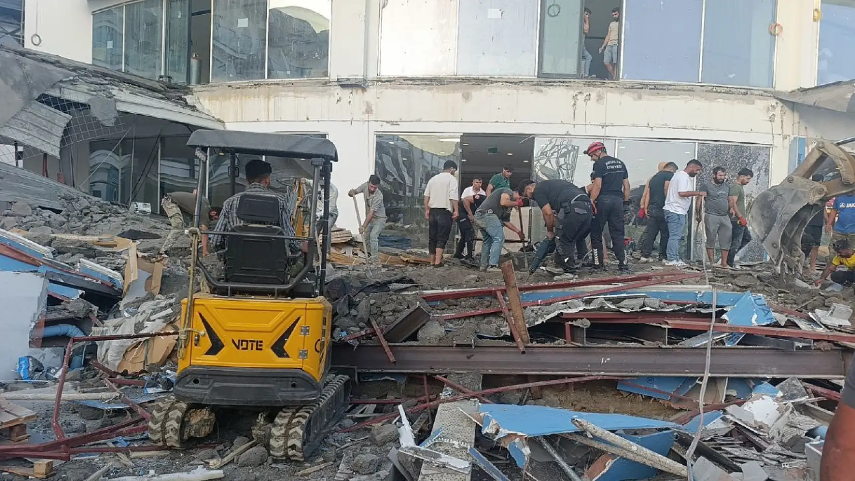 Otel inşaatının balkonu göçtü: İşçiler canını son anda kurtardı