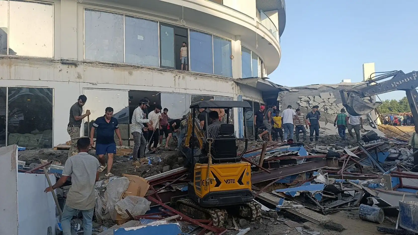 Otel inşaatının balkonu göçtü: İşçiler canını son anda kurtardı