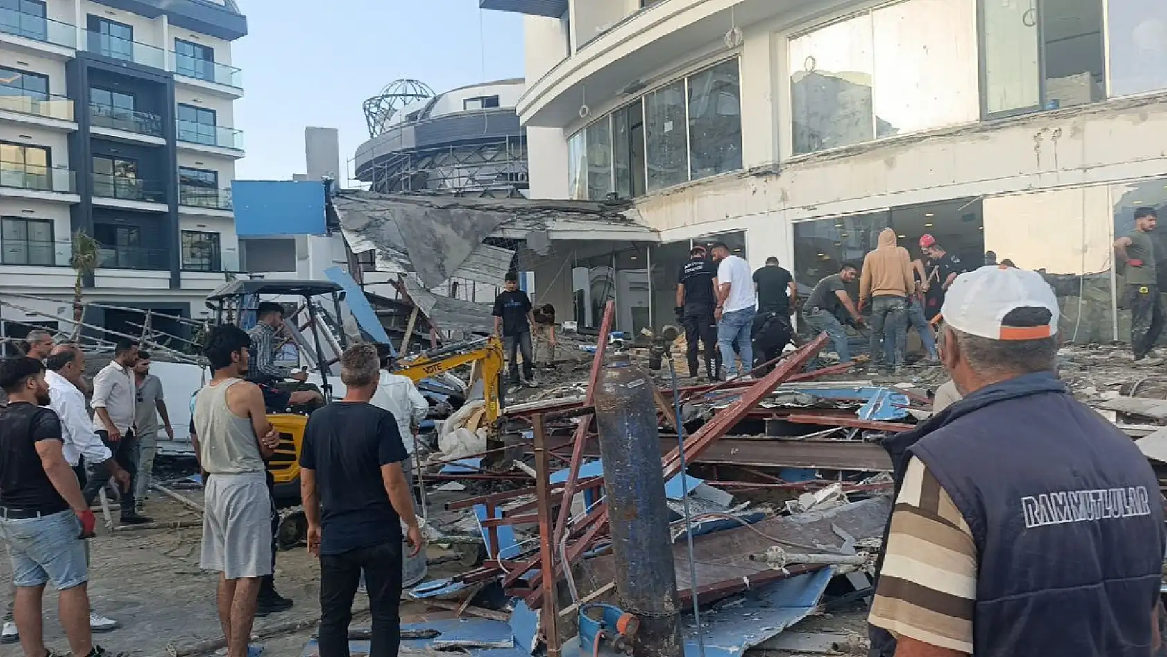 Otel inşaatının balkonu göçtü: İşçiler canını son anda kurtardı