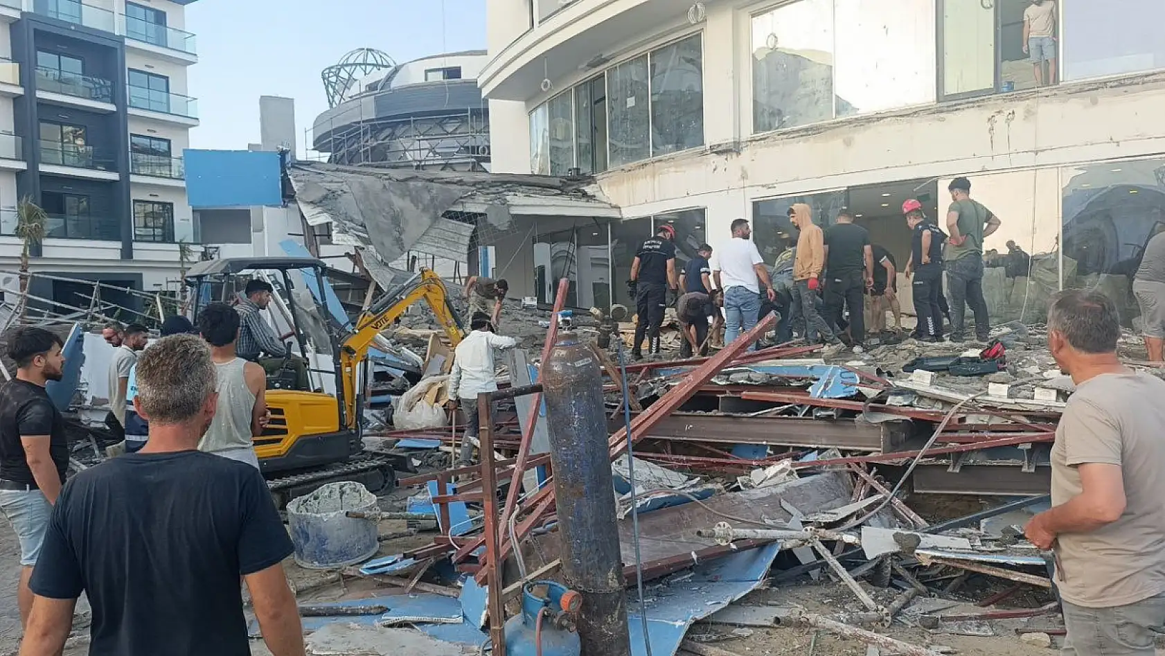 Otel inşaatının balkonu göçtü: İşçiler canını son anda kurtardı