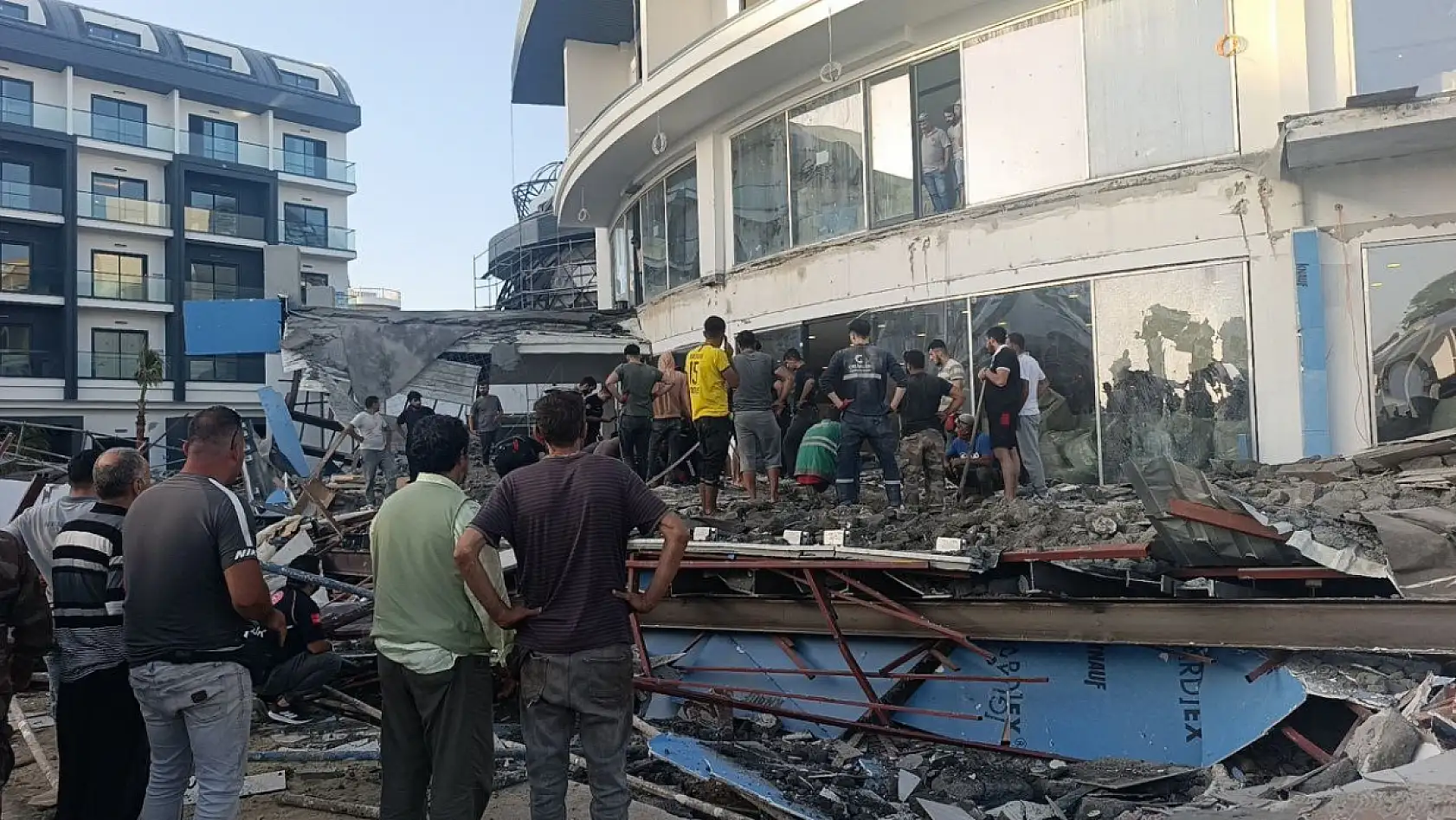 Otel inşaatının balkonu göçtü: İşçiler canını son anda kurtardı