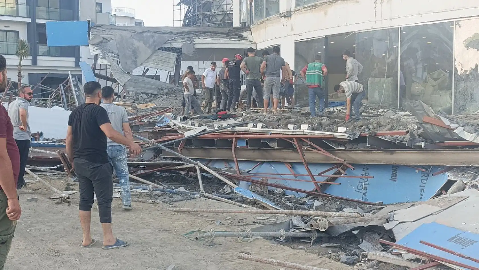 Otel inşaatının balkonu göçtü: İşçiler canını son anda kurtardı