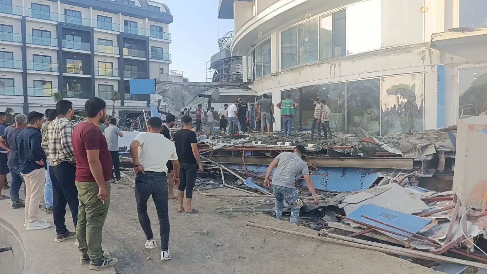 Otel inşaatının balkonu göçtü: İşçiler canını son anda kurtardı