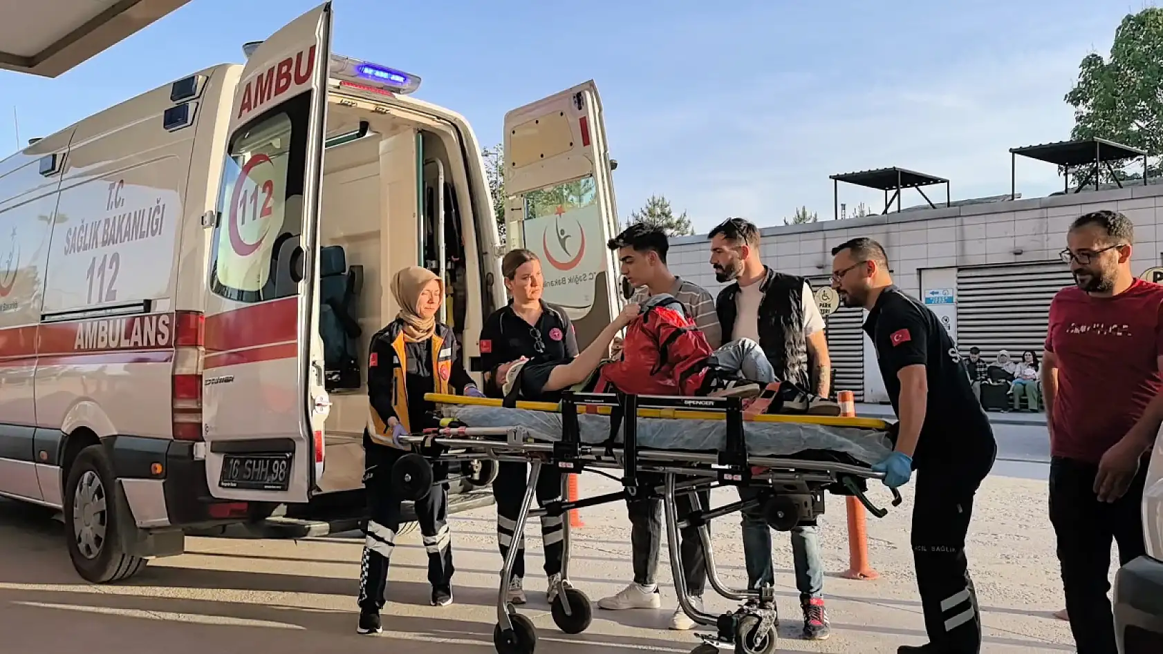 Kontrolden çıktı, şarampole yuvarlandı: 5 yaralı