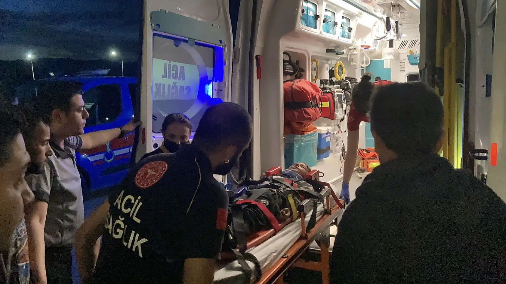 Devrilen traktörün altında kalan 11 yaşındaki çocuk öldü, 4 kişi yaralandı