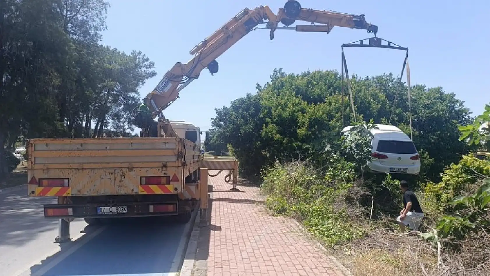 Virajı alamayan araçlar bahçeye uçuyor