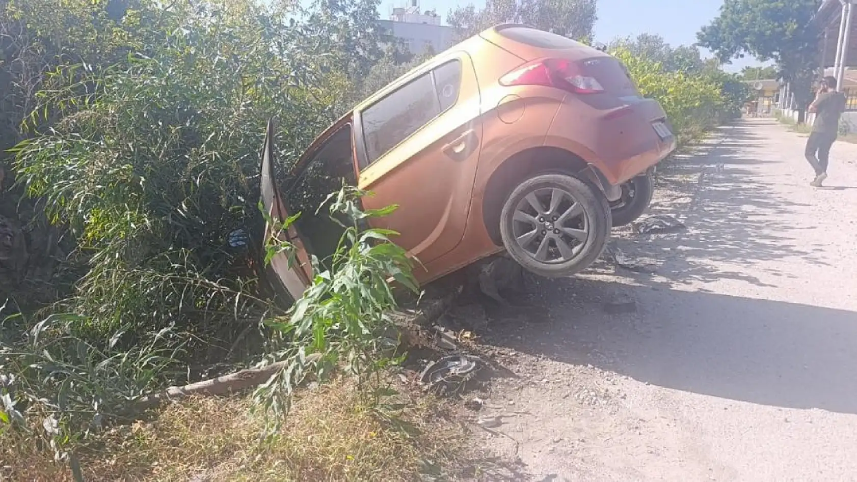 Virajı alamayan araçlar bahçeye uçuyor