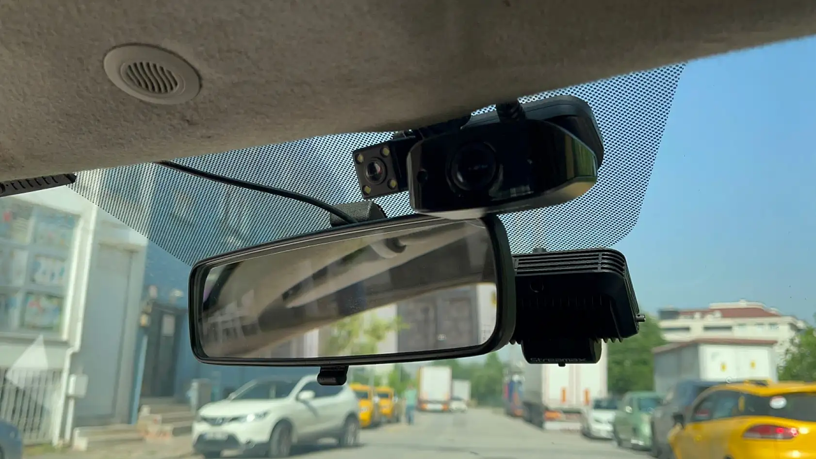 Taksiciyi silahla gezdirdi, sonra da parasını gasp etti