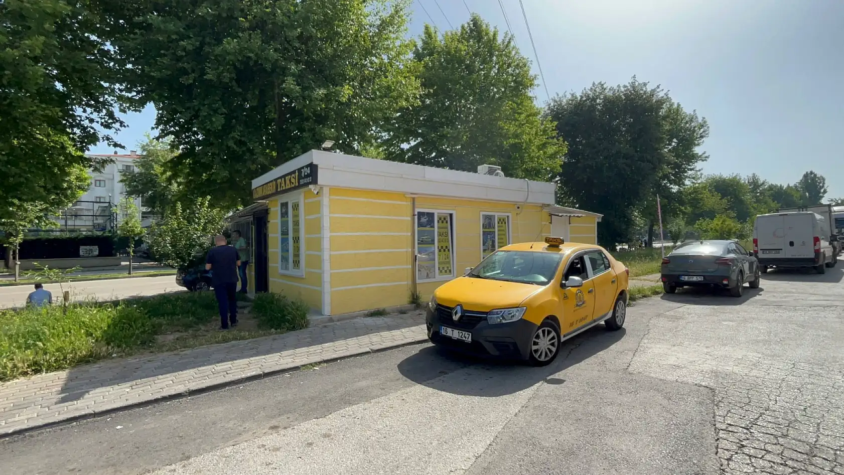 Taksiciyi silahla gezdirdi, sonra da parasını gasp etti