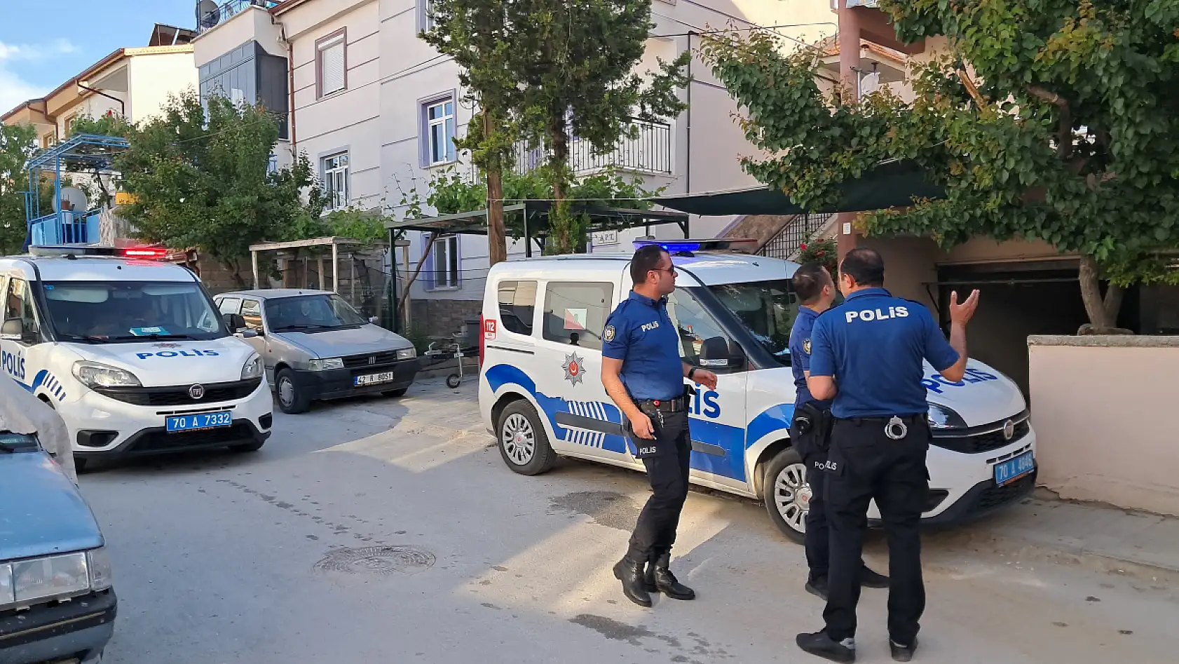 Öfkeli koca evin çatısını ateşe verdi