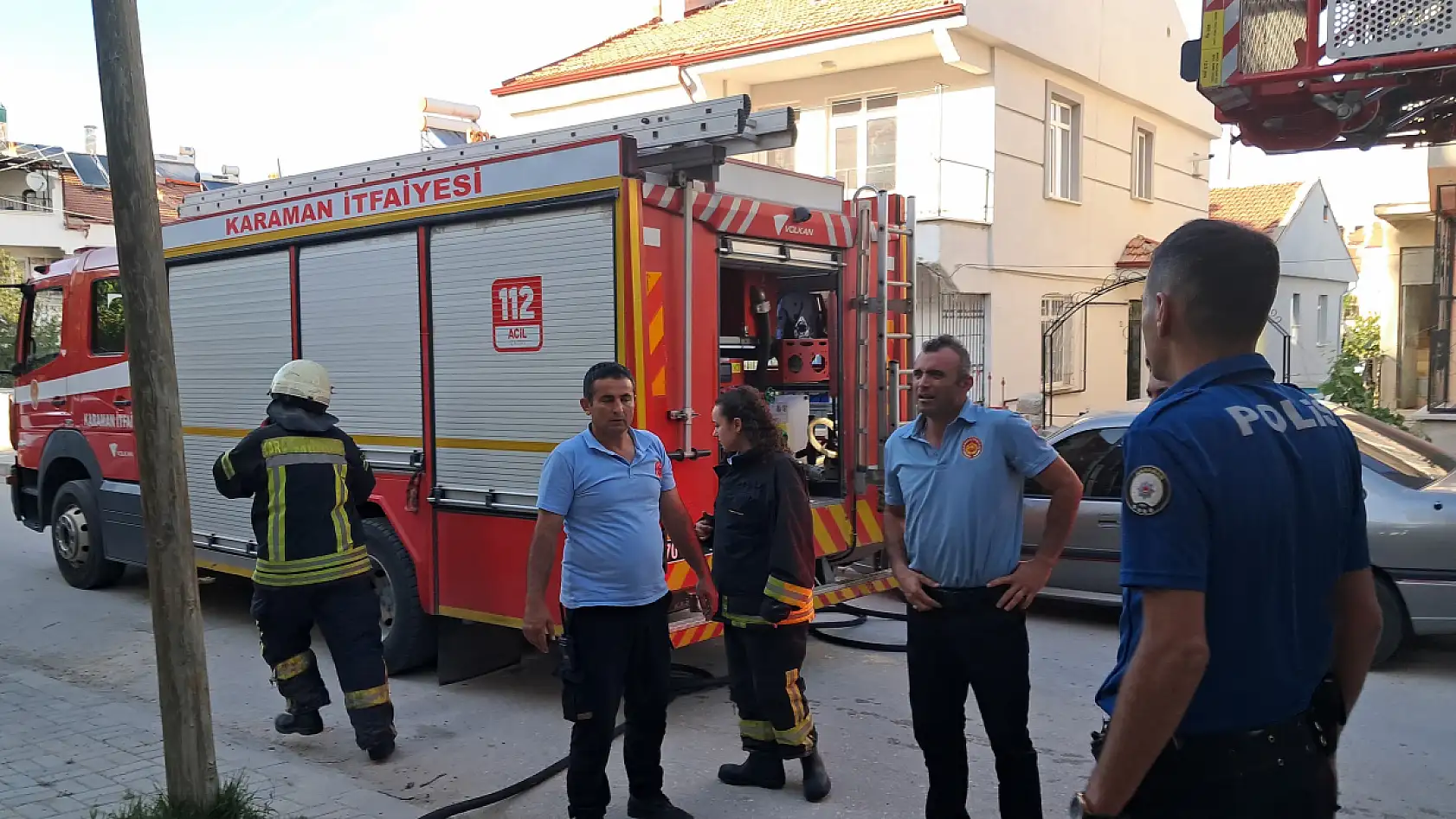 Öfkeli koca evin çatısını ateşe verdi