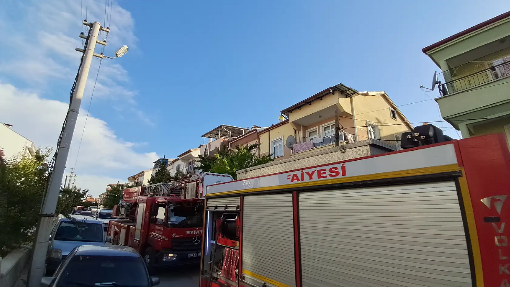 Öfkeli koca evin çatısını ateşe verdi