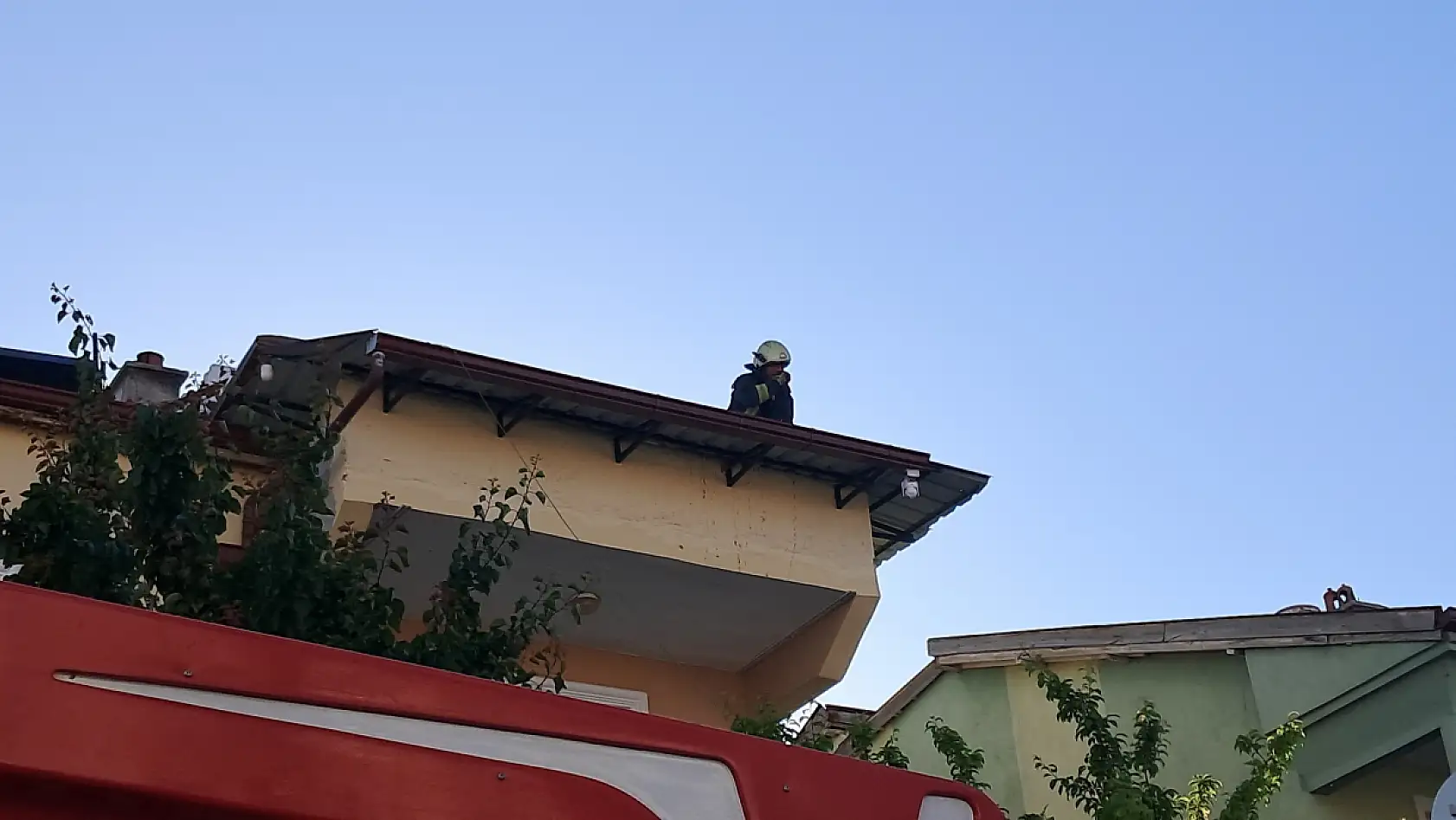 Öfkeli koca evin çatısını ateşe verdi