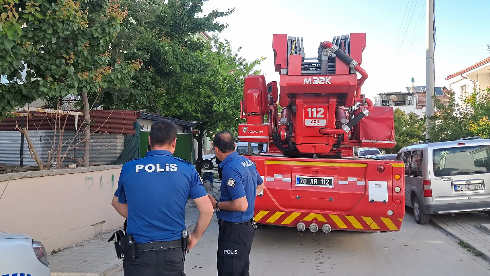 Öfkeli koca evin çatısını ateşe verdi