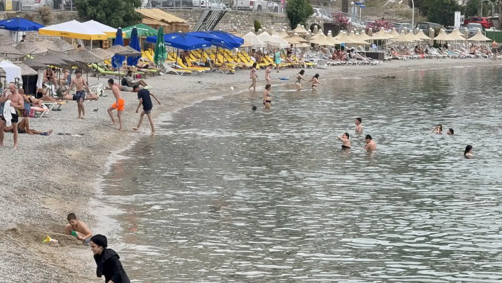 Bodrum'da hava sıcaklığı 30 dereceyi aştı, turistler sahile akın etti