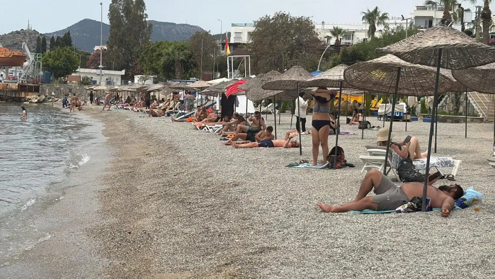 Bodrum'da hava sıcaklığı 30 dereceyi aştı, turistler sahile akın etti
