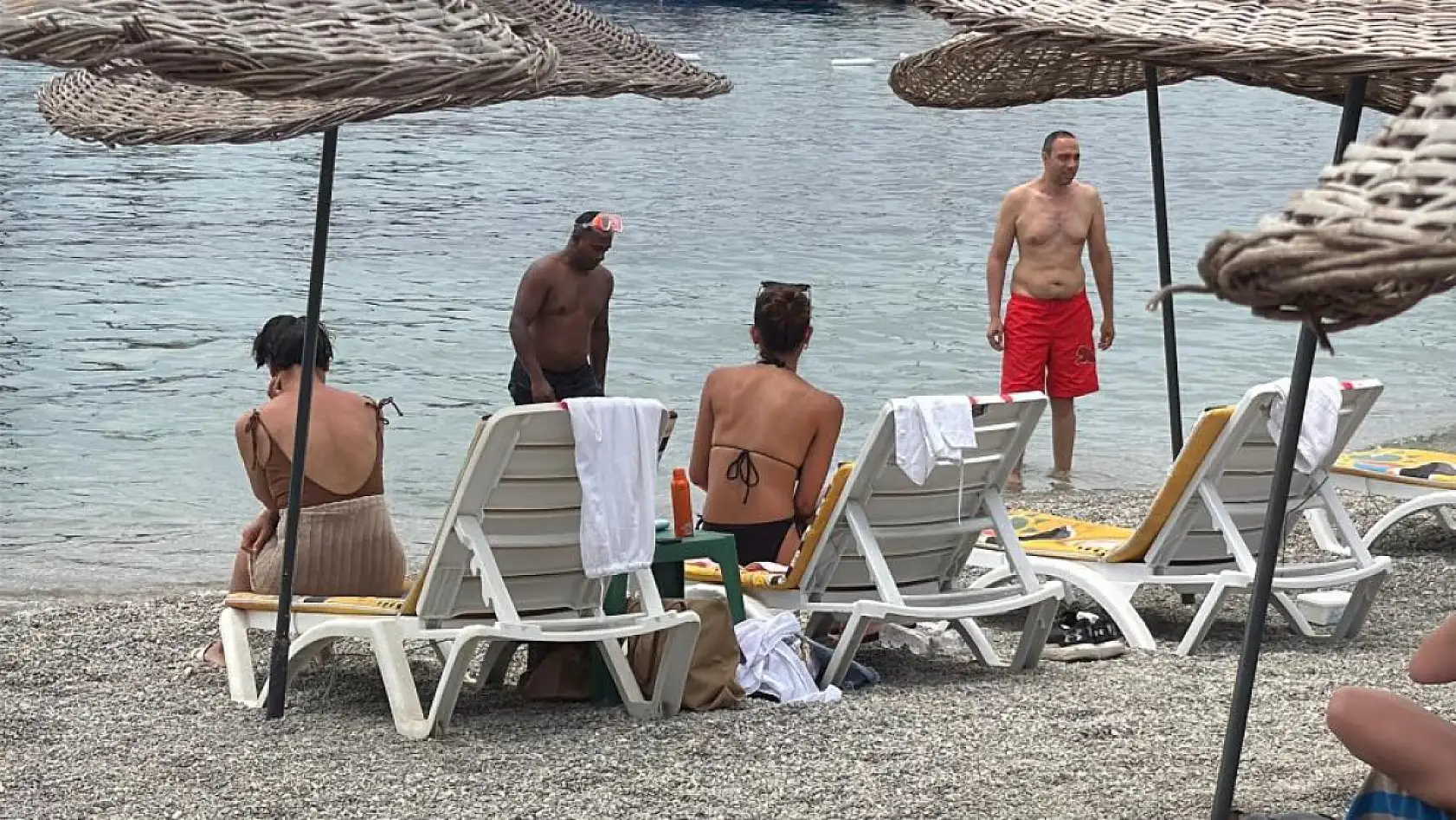 Bodrum'da hava sıcaklığı 30 dereceyi aştı, turistler sahile akın etti