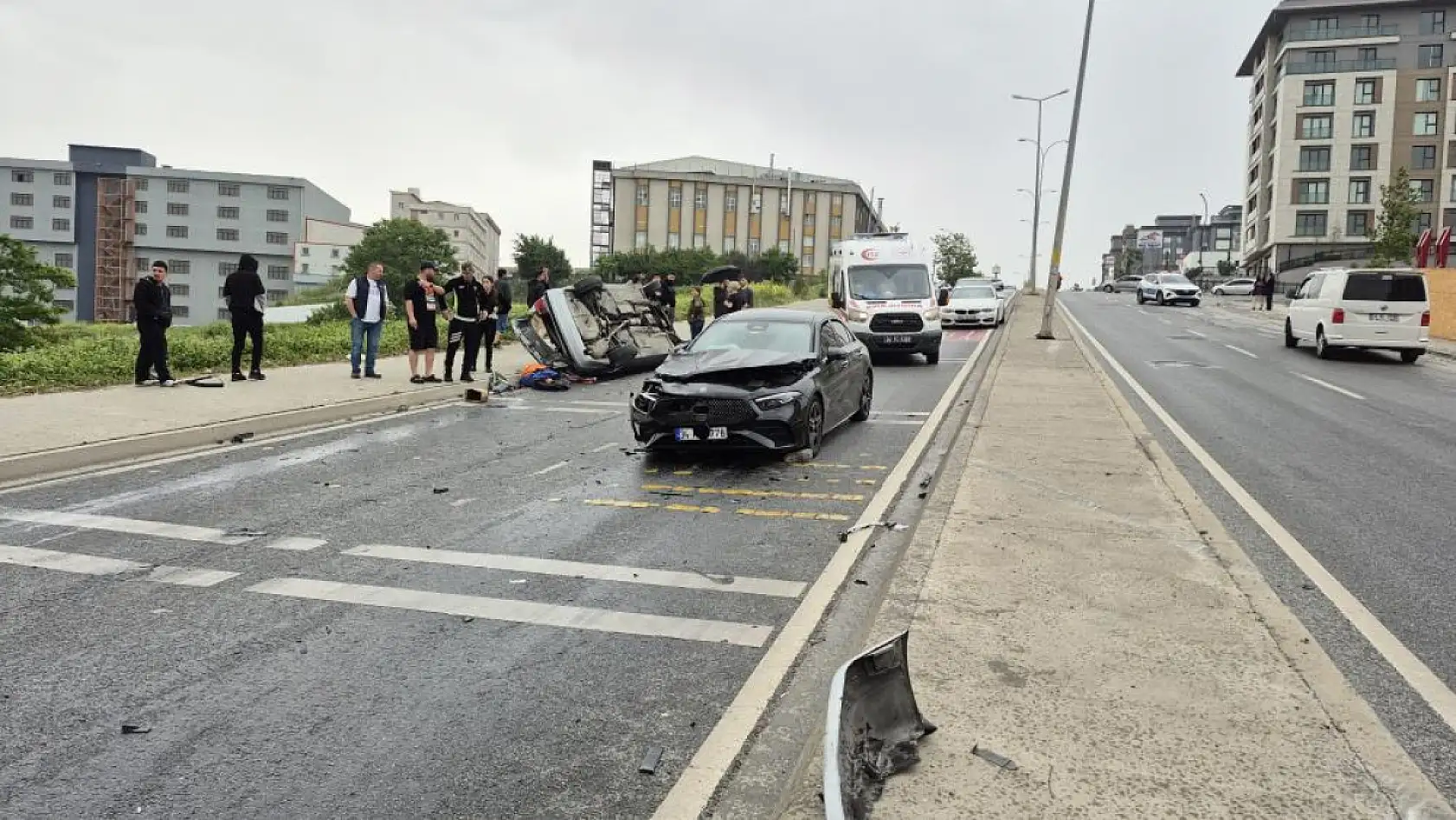 Kontrolden çıkan araç ters şeride daldı: 1'i ağır 4 yaralı