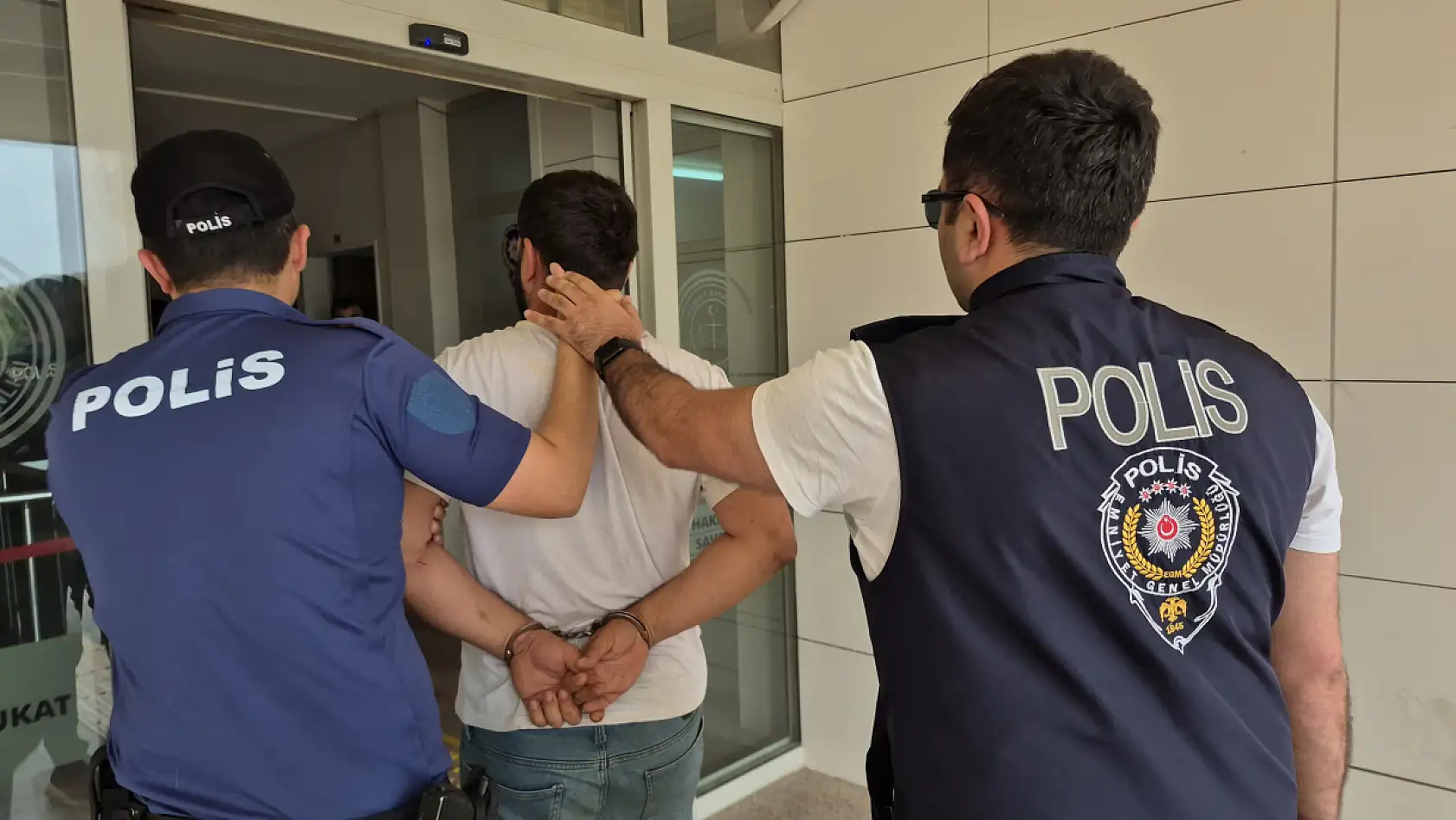 Bodrum'da polise saldıran şüpheliler serbest bırakıldı
