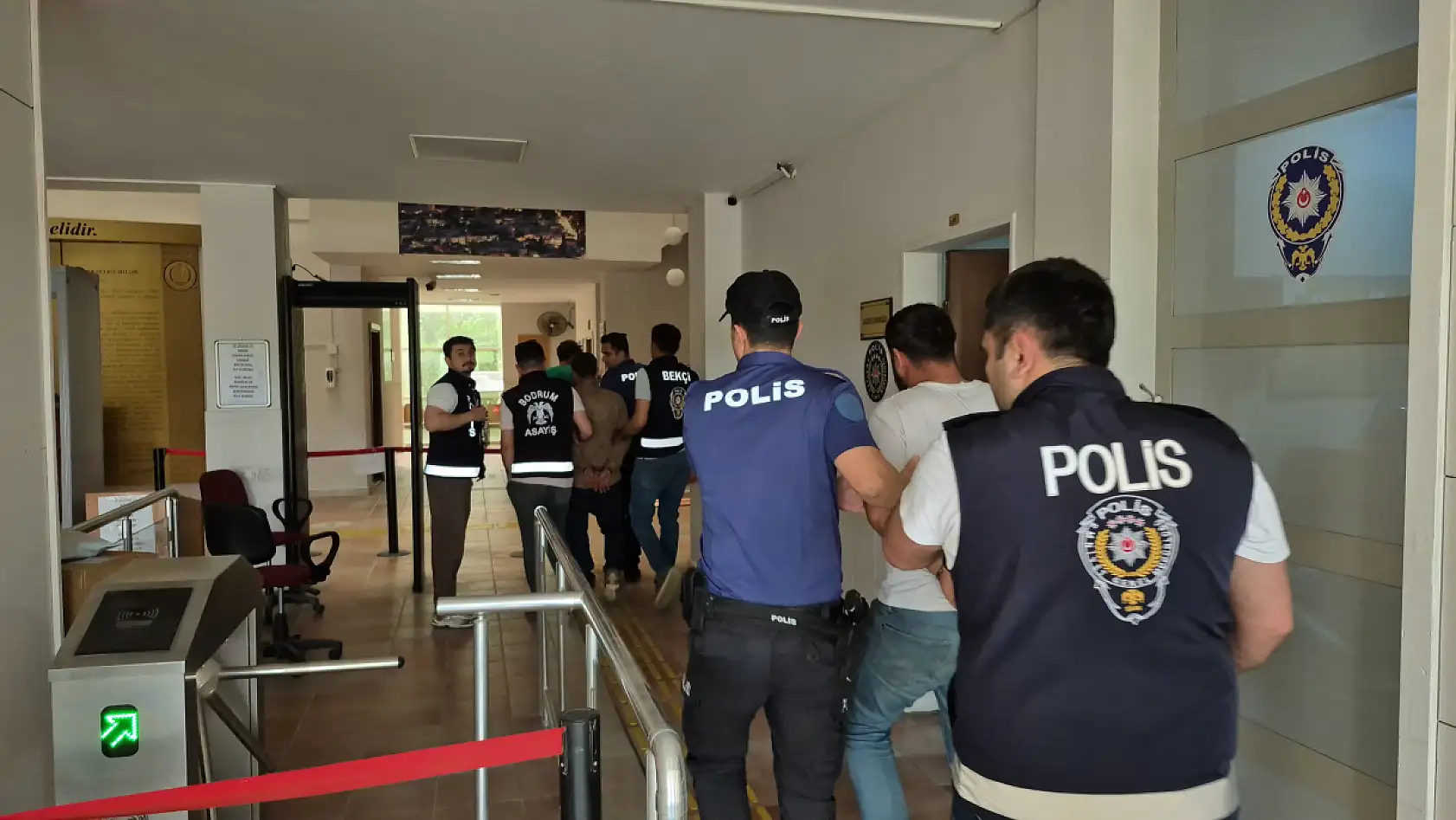 Bodrum'da polise saldıran şüpheliler serbest bırakıldı