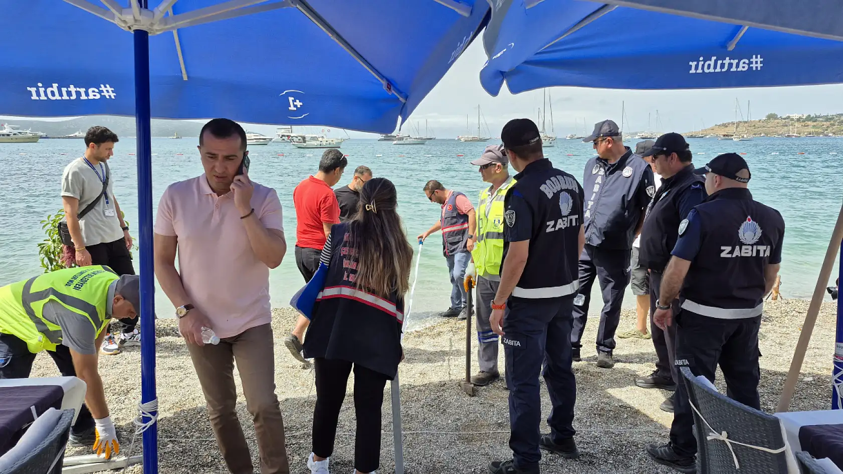 Bodrum sahilde işgale müdahale: Masalar kaldırıldı, şerit çekildi