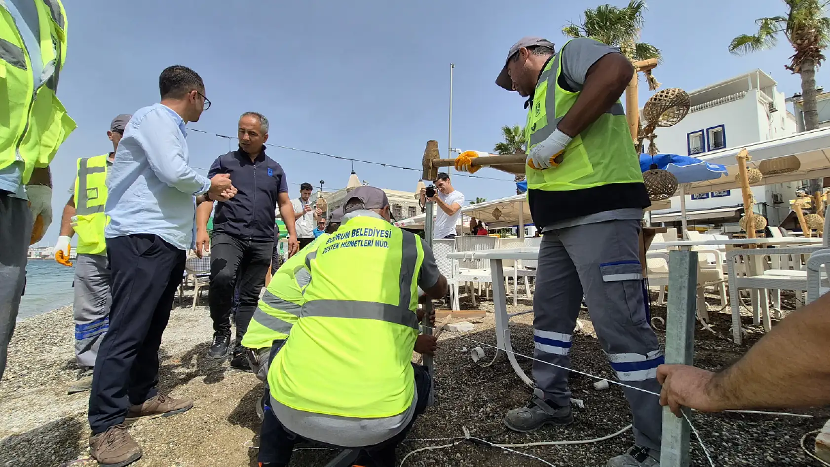 Bodrum sahilde işgale müdahale: Masalar kaldırıldı, şerit çekildi