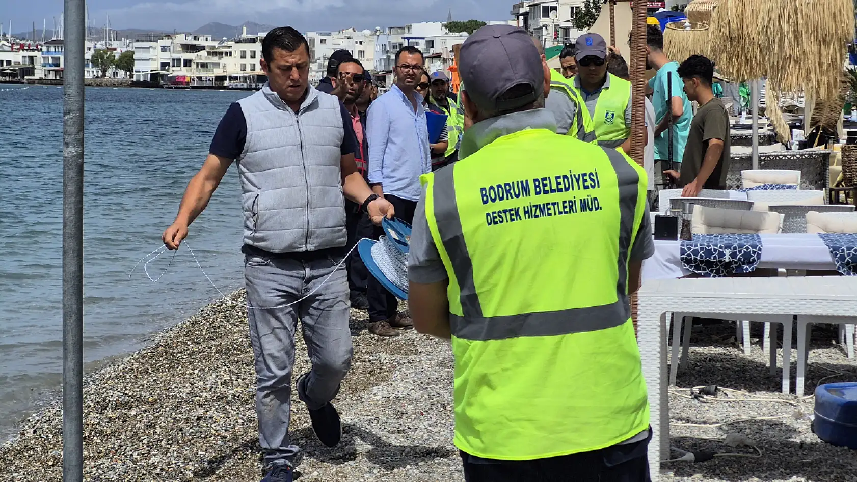 Bodrum sahilde işgale müdahale: Masalar kaldırıldı, şerit çekildi