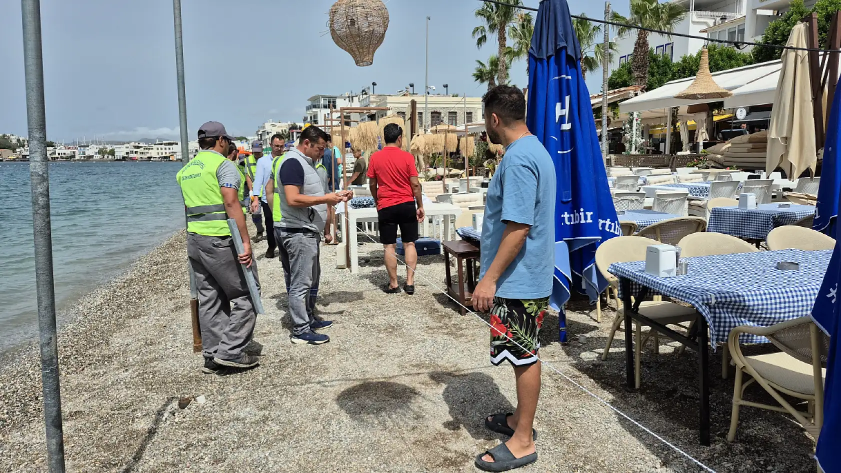 Bodrum sahilde işgale müdahale: Masalar kaldırıldı, şerit çekildi