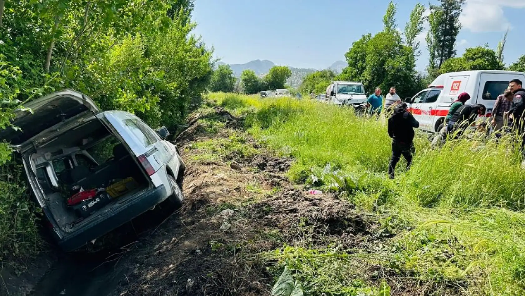 Kontrolden çıkan araç şarampole devrildi: 2 yaralı