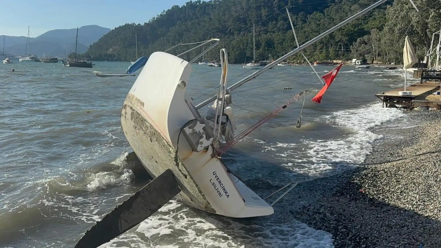 Marmaris'te şiddetli fırtına! Tekne sahile sürüklendi