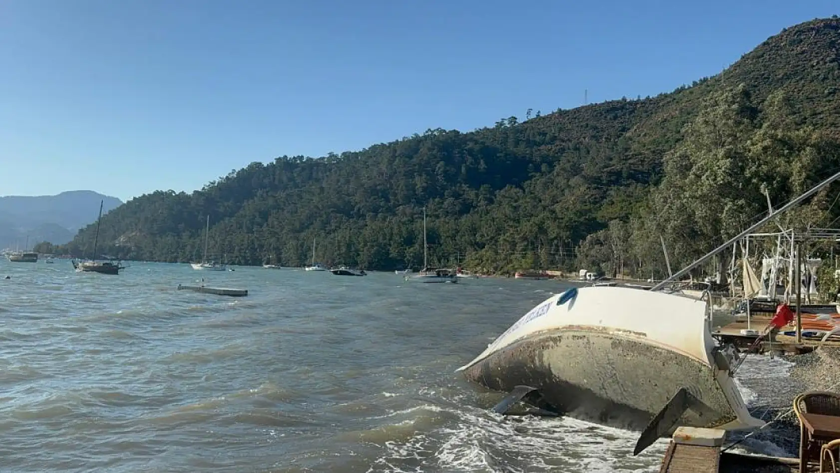 Marmaris'te şiddetli fırtına! Tekne sahile sürüklendi