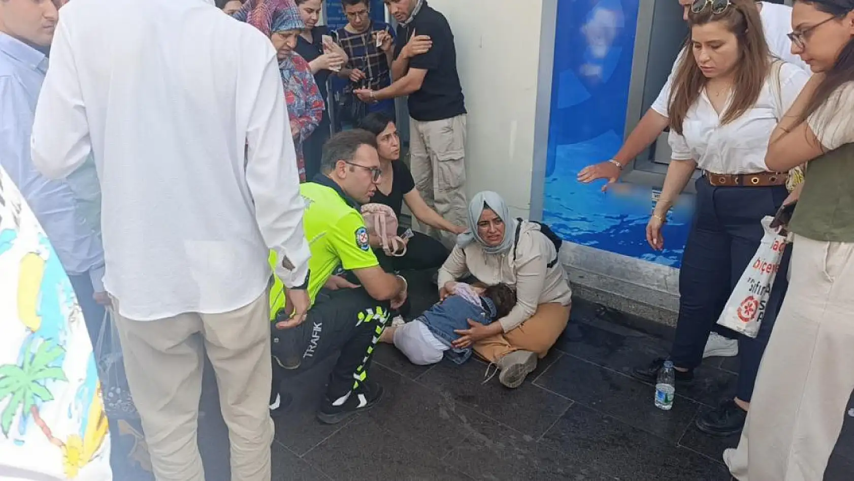 Motosikletli kurye yaya geçidinde anne ve kızına çarptı: 3 yaralı