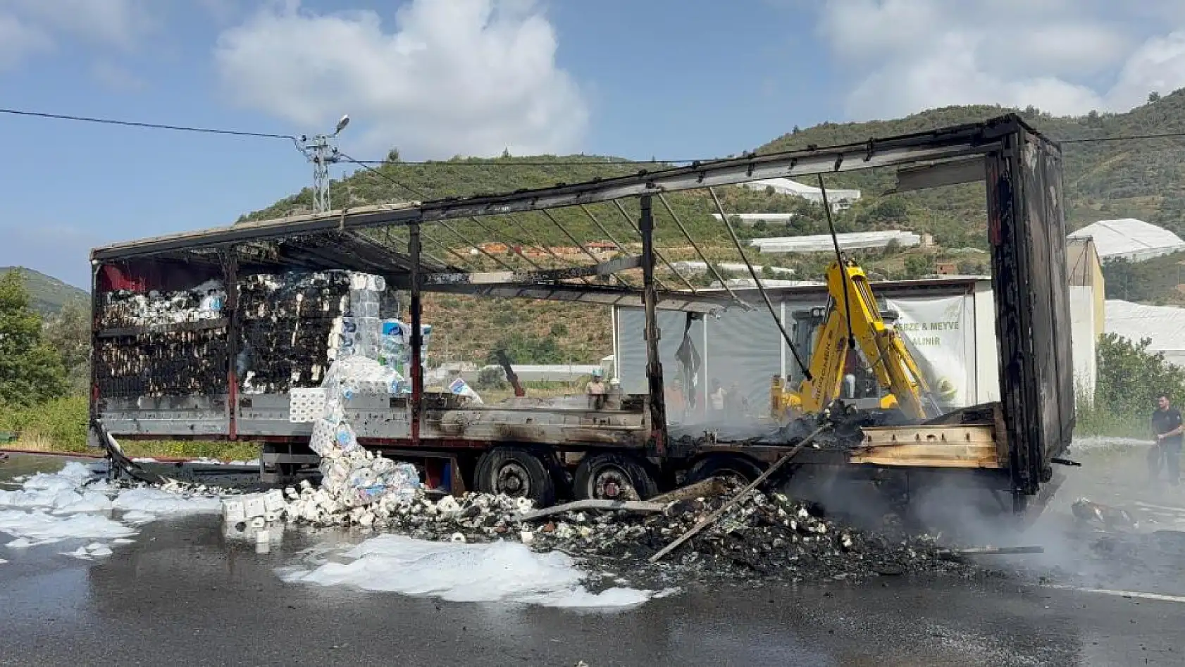 Peçete yüklü tır alev alev yandı