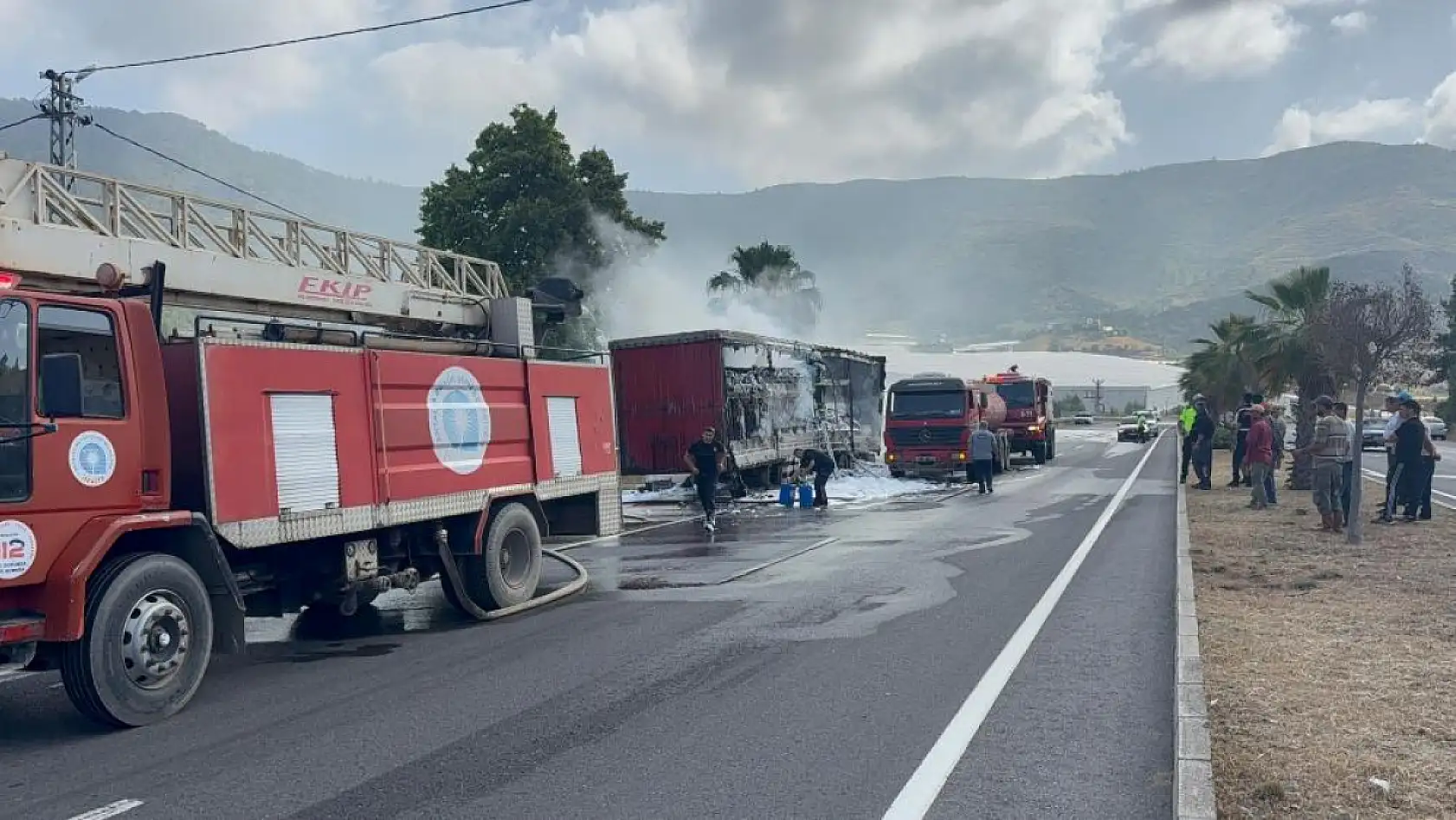 Peçete yüklü tır alev alev yandı