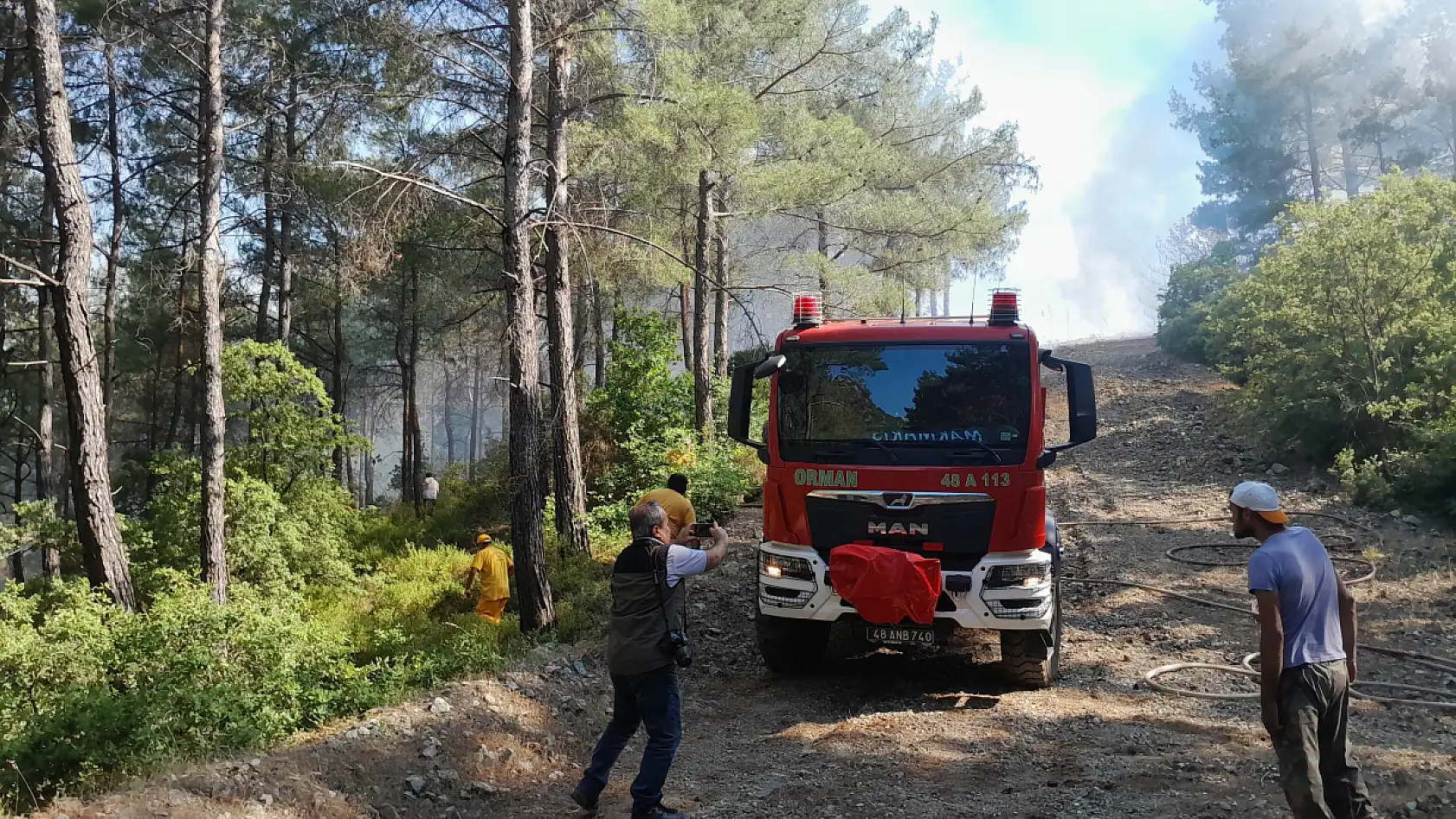 Marmaris yangınına 13 helikopter, 2 uçak, 20 arazözle müdahale sürüyor