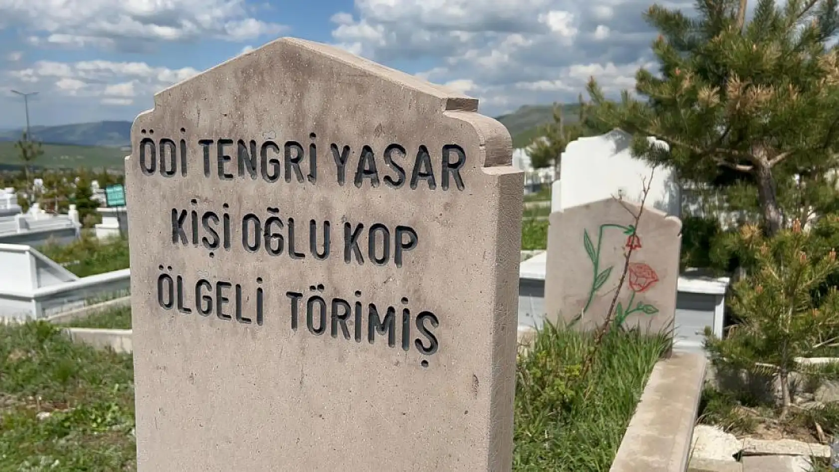 Bu mezar taşı üzerindeki yazıyı görenler gözlerine inanamıyor