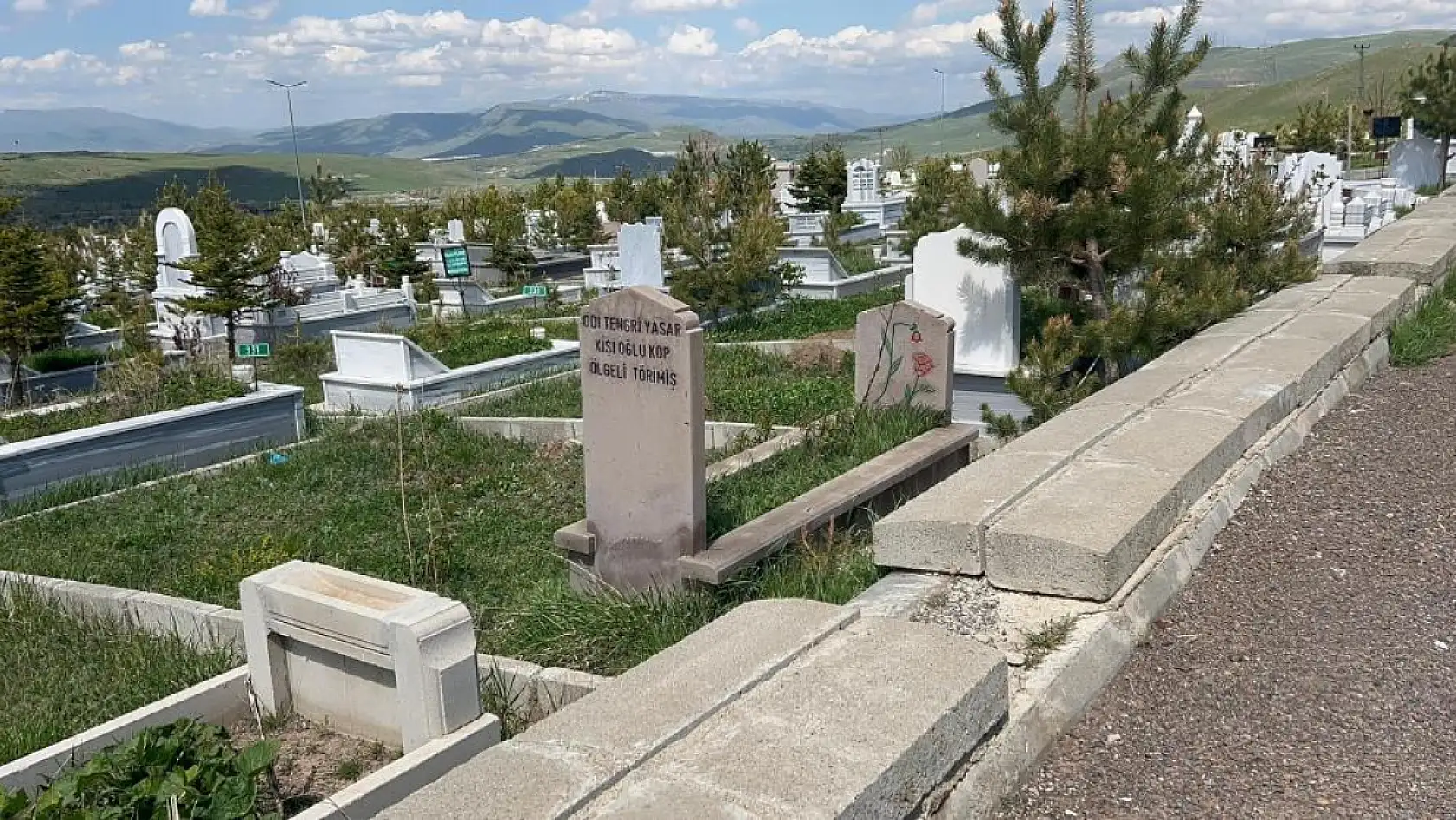 Bu mezar taşı üzerindeki yazıyı görenler gözlerine inanamıyor