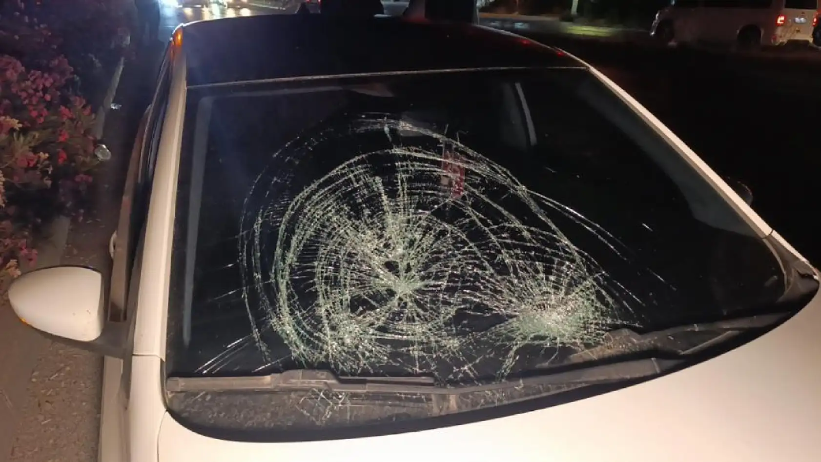 Herkes kırmızı ışıkta dururken emniyet şeridinden geçip yayayı ezdi