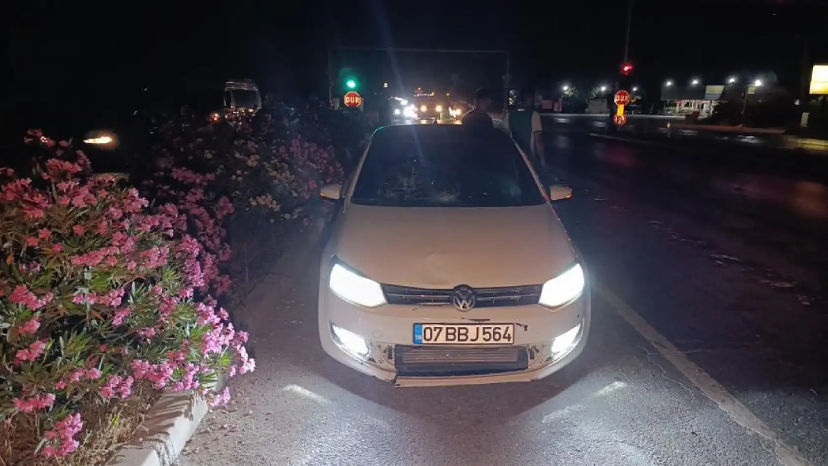 Herkes kırmızı ışıkta dururken emniyet şeridinden geçip yayayı ezdi