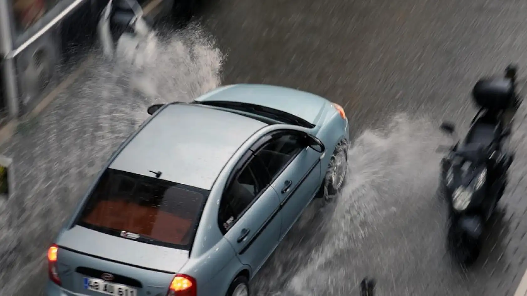 Muğla'da beklenen yağış erken geldi, vatandaşlar hazırlıksız yakalandı