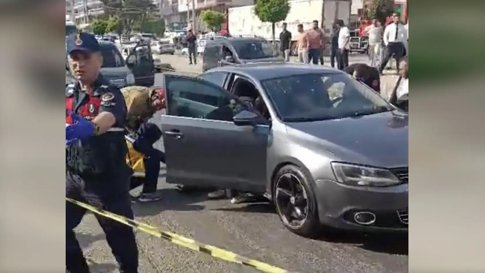 İzmir-Aydın Yolu'nda otomobile silahlı saldırı: Aynı aileden 3 kişi öldü