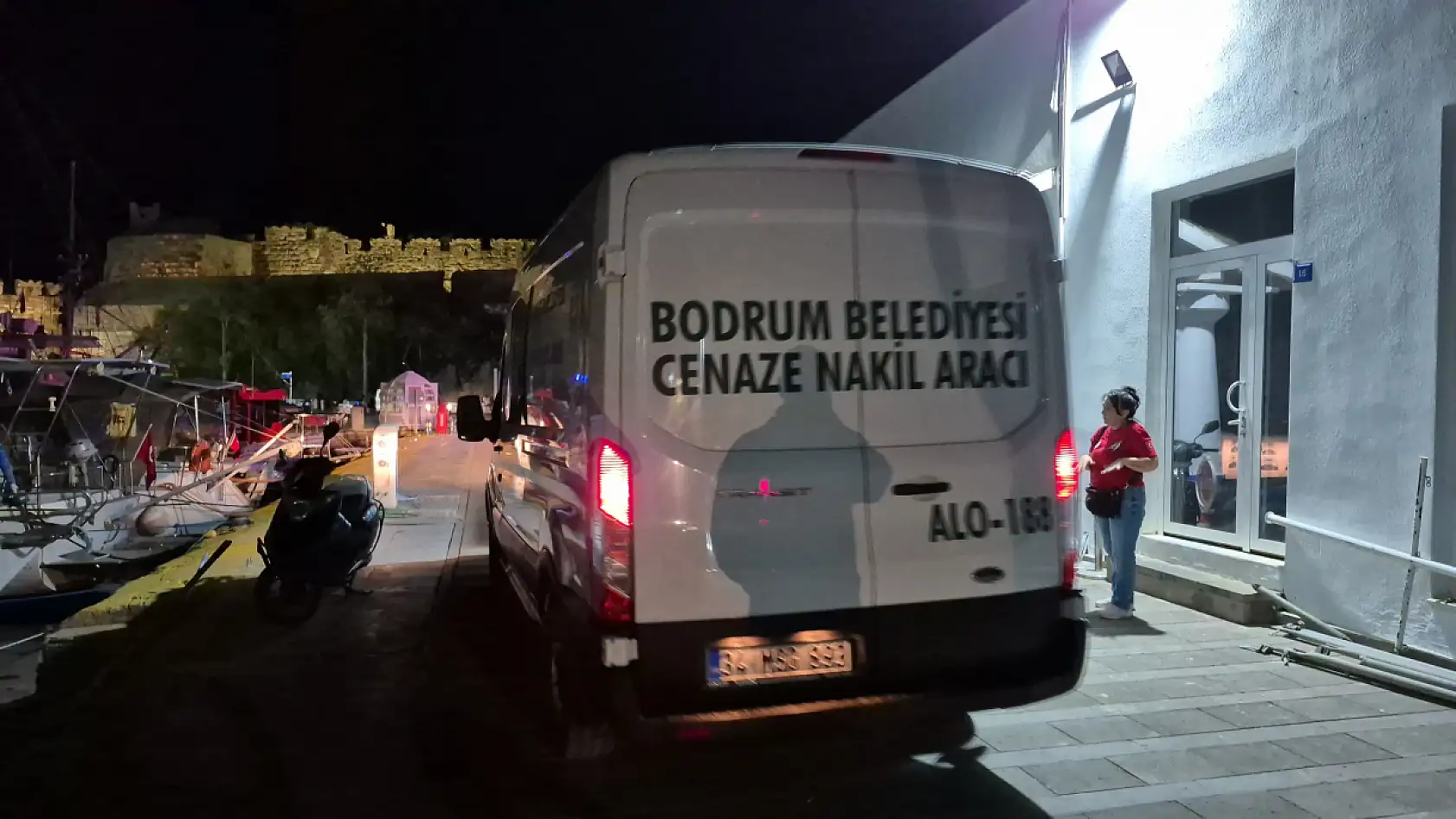 Bodrum'da ayağına ağırlık bağlayıp denize atladı