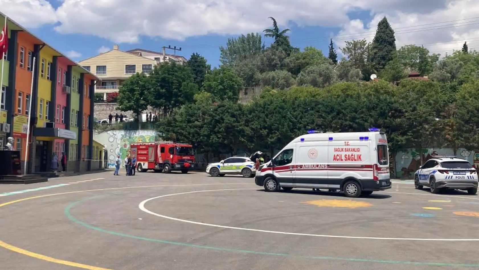 Otomobil okul bahçesine uçtu, öğrencilerin derste olması faciayı önledi: 1 yaralı