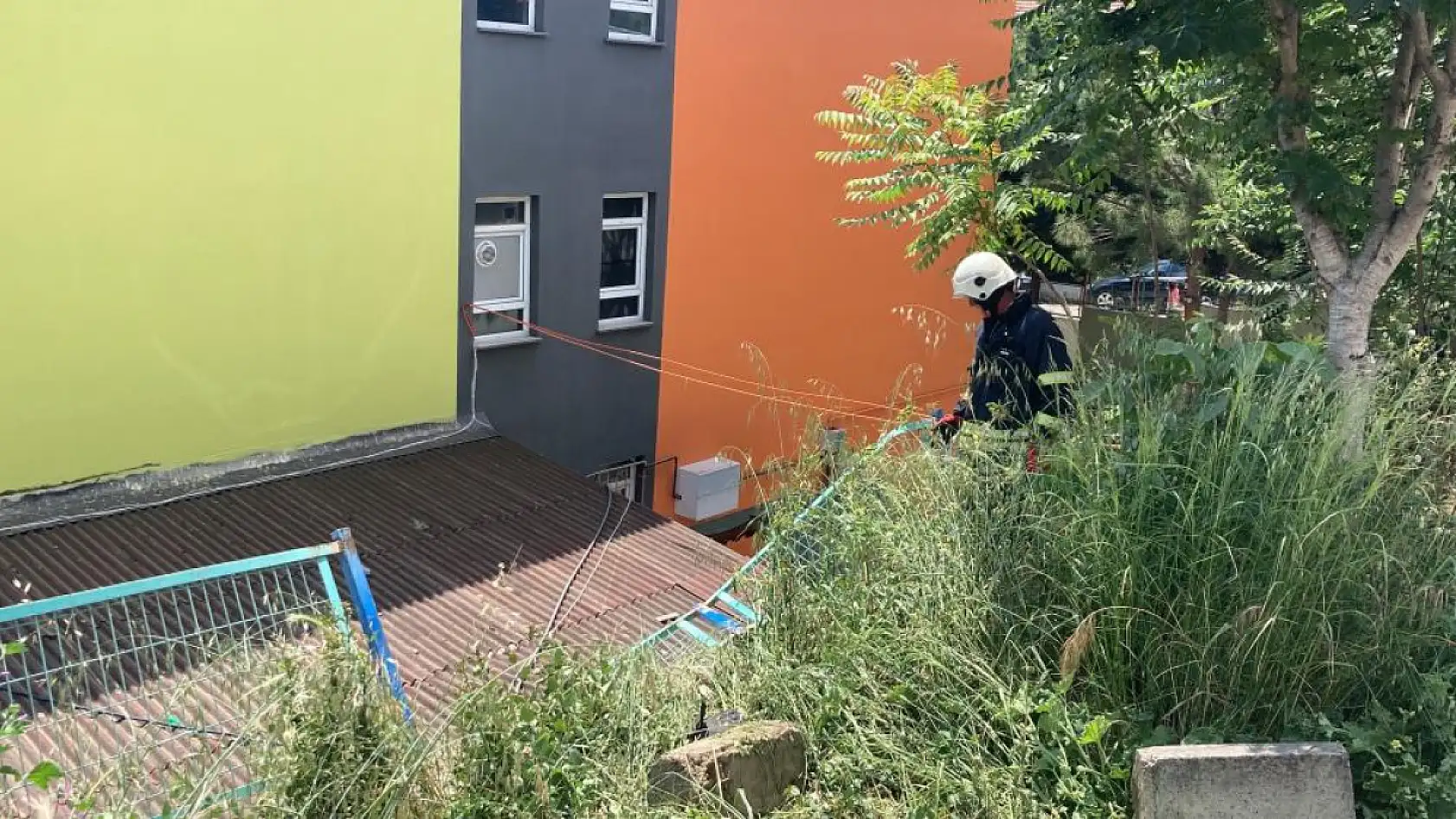 Otomobil okul bahçesine uçtu, öğrencilerin derste olması faciayı önledi: 1 yaralı