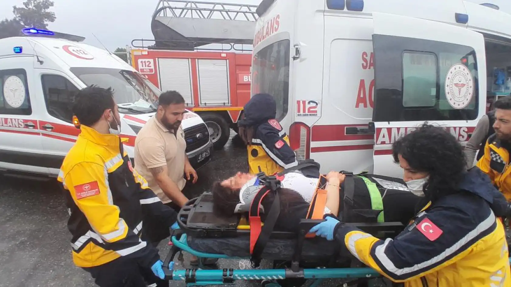 Muğla-Aydın Karayolu'nda kaza: Araç direkte asılı kaldı