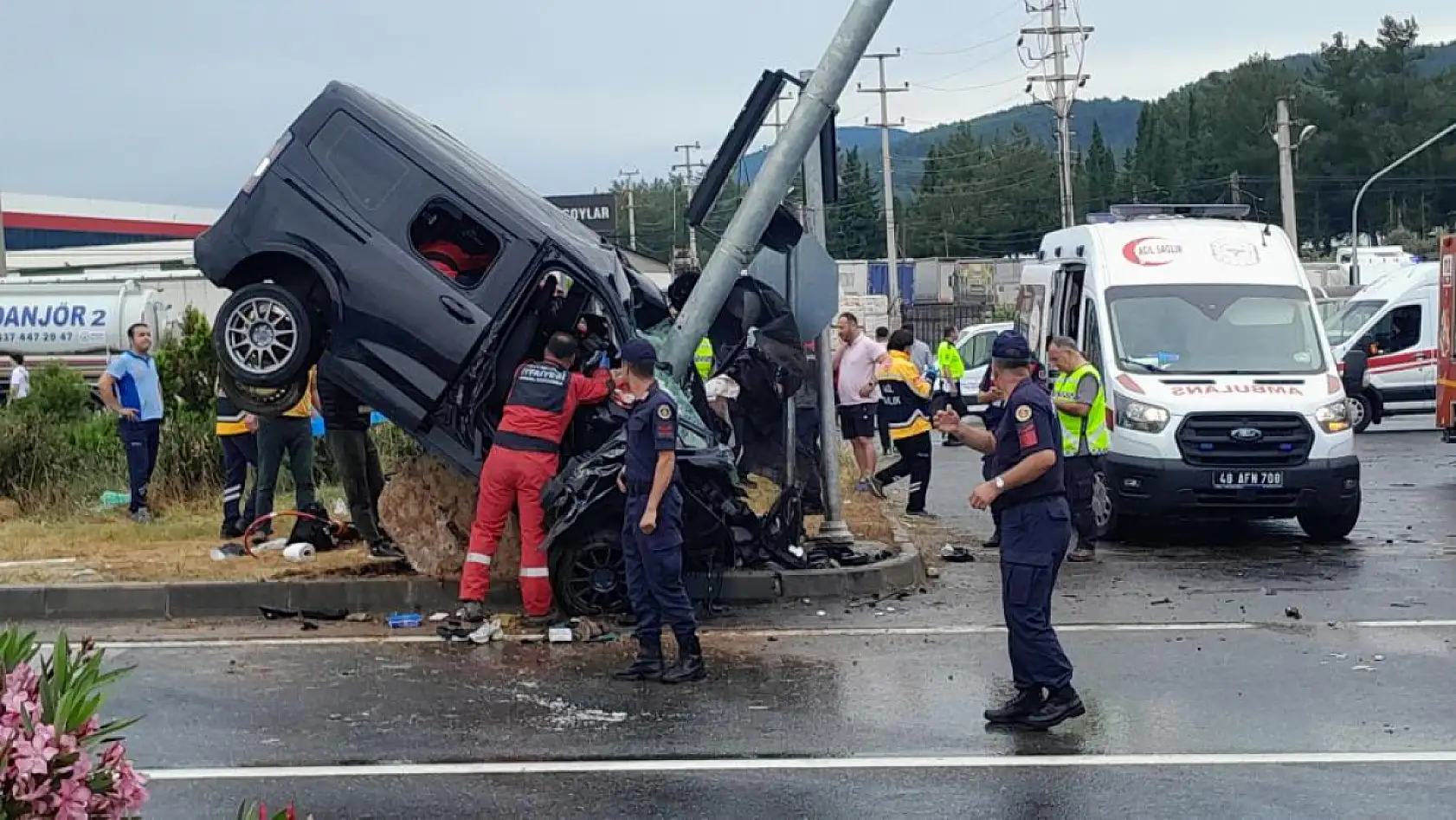 Muğla-Aydın Karayolu'nda kaza: Araç direkte asılı kaldı