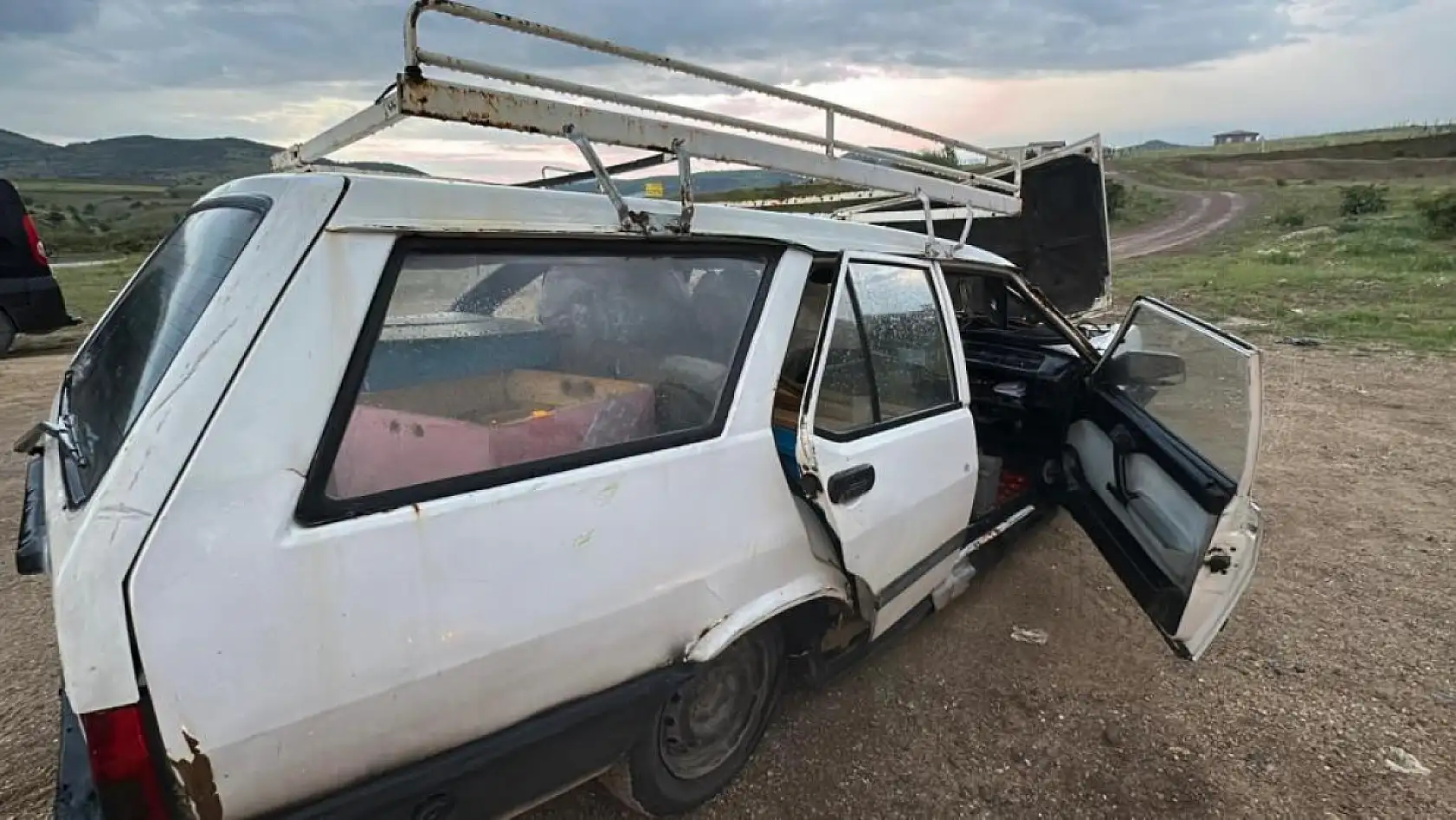 İki araç kafa kafaya çarpıştı: 1 ölü, 1 yaralı