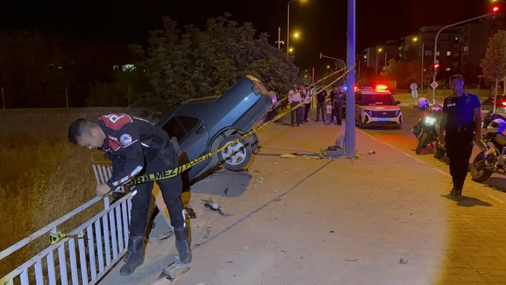 16 yaşındaki sürücü kaldırımdaki panoya çarptı