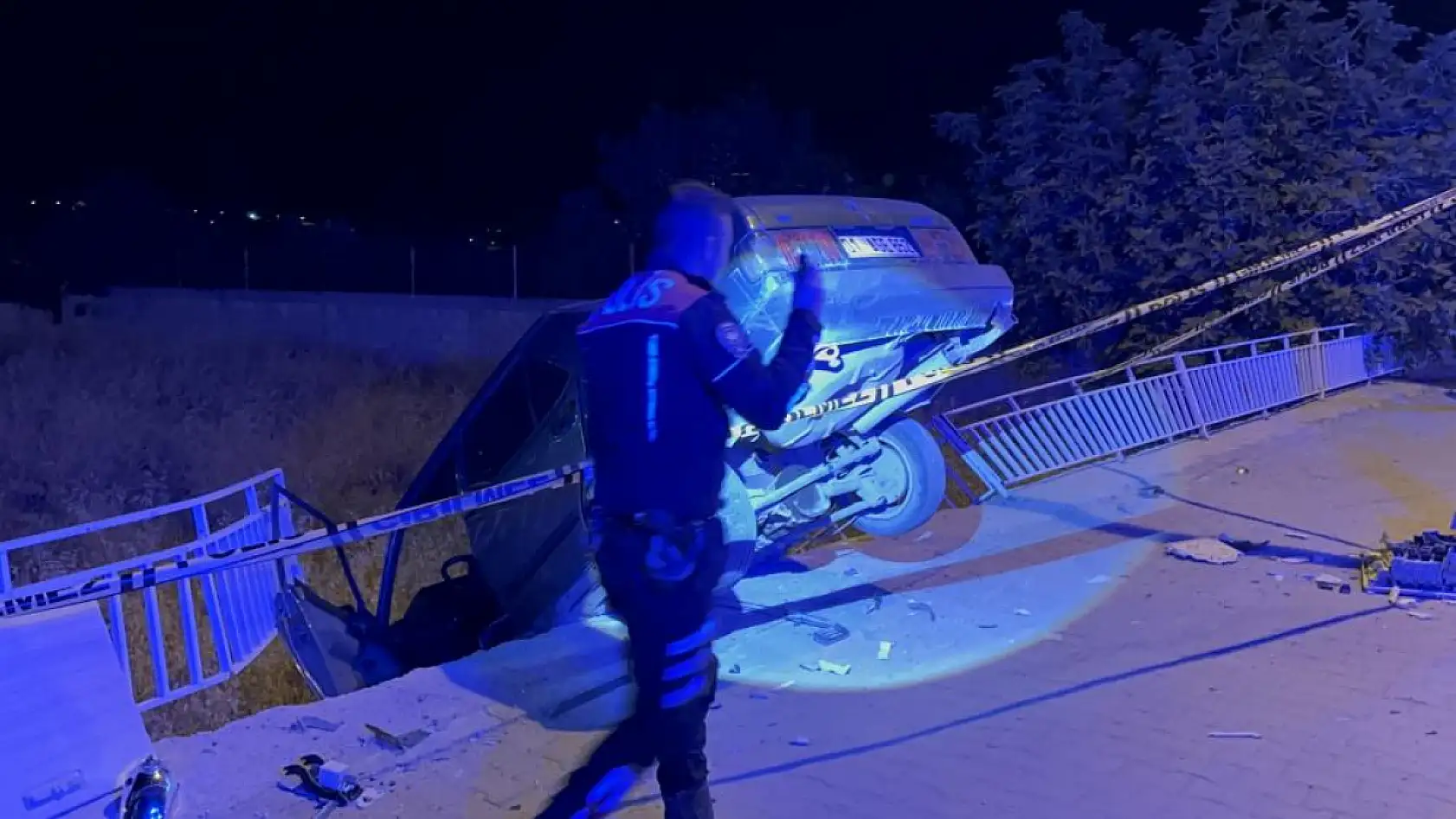 16 yaşındaki sürücü kaldırımdaki panoya çarptı